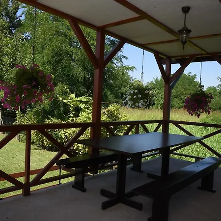 بيت للعطل Kucica Na Drvetu *